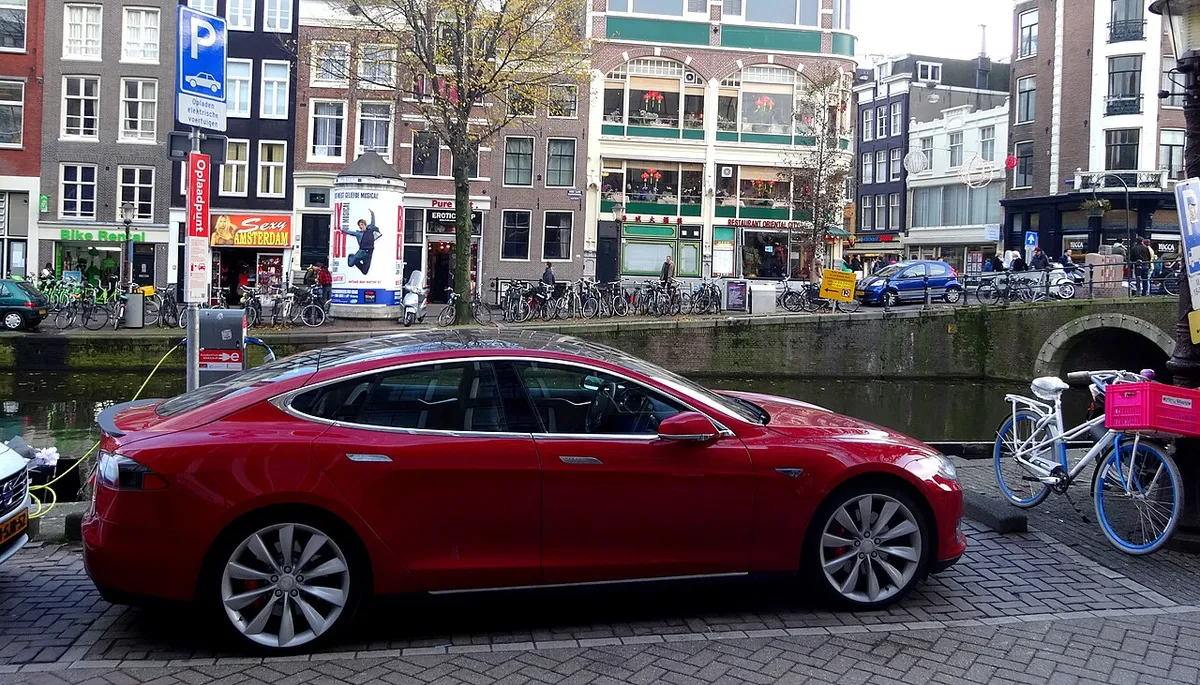 Tesla Model S rojo cargando en un Supercargador en Ámsterdam