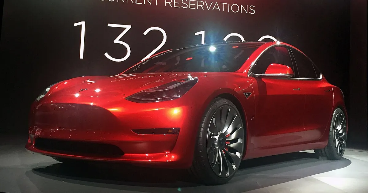 Tesla Model 3 rojo en el evento de presentación de marzo de 2016, Hawthorne, California