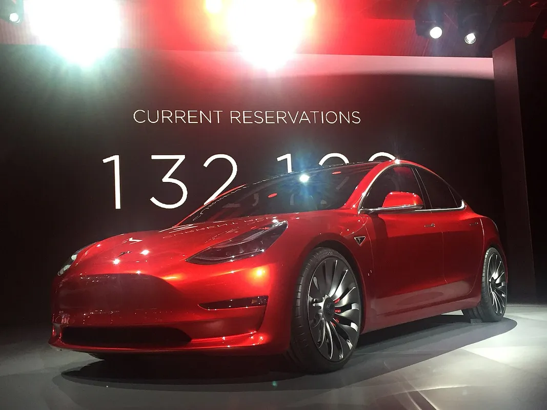 Tesla Model 3 rojo en un evento de presentación en Hawthorne, California