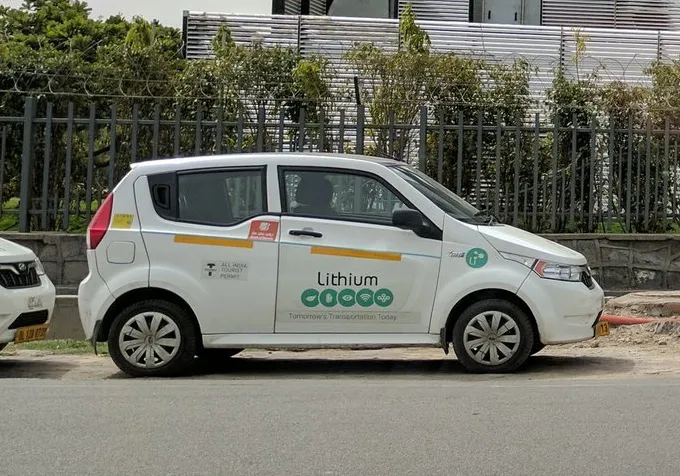 Coche eléctrico urbano cargando, ilustrativo del contexto de precios de vehículos eléctricos por mercado