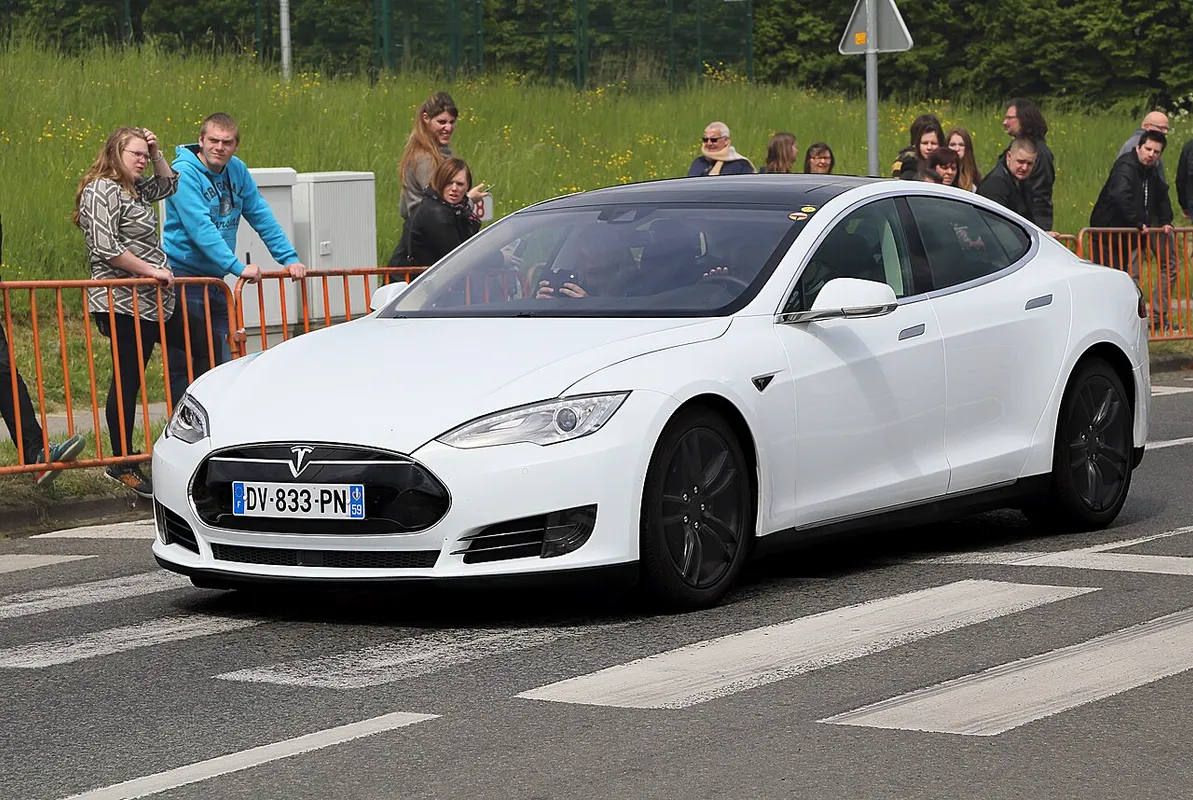Tesla Model S circulando en un evento benéfico en Mouscron, Bélgica