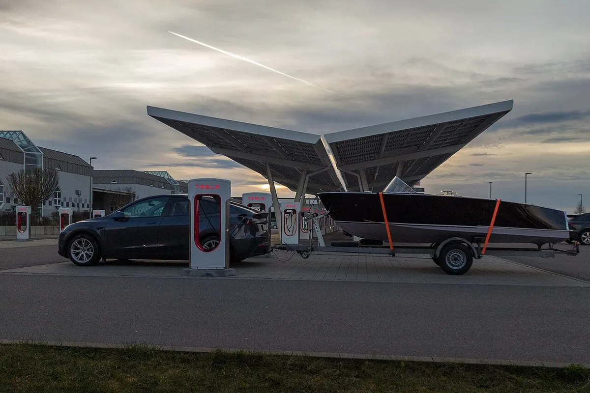 Un Tesla en un Supercargador