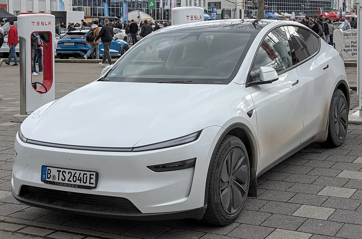 Tesla Model Y (2025) circulando por Böblingen, el modelo al que aplica la ayuda del Plan Auto+